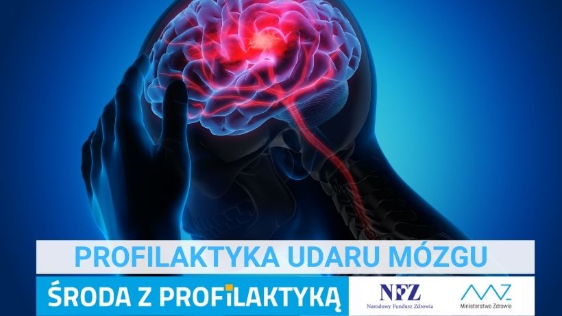 Zdjęcie – grafika przedstawiająca ludzką głowę z dłonią przyłożoną do czoła oraz  wyeksponowany  kolorem czerwonym mózgu, na granatowym tle widoczna. Napis – Profilaktyka udaru mózgu, Środa z profilaktyką, logo NFZ i Ministerstwa Zdrowia