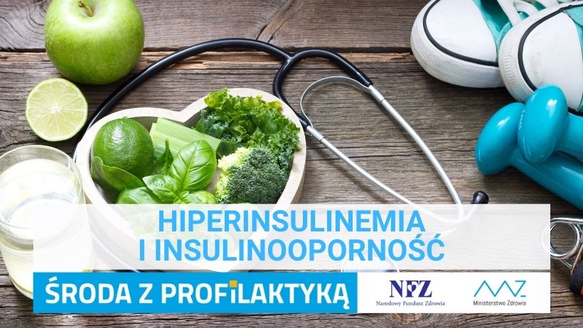 Zdjęcie – na blacie po lewie stronie widoczna jest szklana z wodą, cytryna oraz pojemnik z zielonymi warzywami , ma środku znajduję się stetoskop a prawej stronie widoczne sa niebieskie trampki oraz niebieskie hantle. Napis – Hiperinsulinemia i insulinoopornoś, Środa z profilaktyką, logo NFZ i Ministerstwa Zdrowia