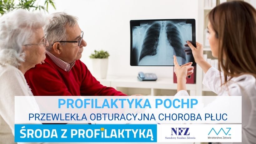Zdjęcie – po lewie stronie przy białym blacie biurka siedzi para starszych osób, spoglądają na zdjęcie RTG płuc, które pokazuję im lekarka  siedząca po prawej stronie biurka. Napis – Profilaktyka POChP, Przewlekła obturacyjna choroba płuc, Środa z profilaktyką, logo NFZ i Ministerstwa Zdrowia