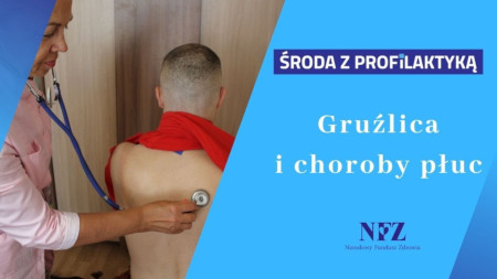 Zdjęcie lekarza badającego stetoskopem pacjeta. Pacjet siedzi bez koszulki tylem. Napisy: Środa z profilaktyką, Gruźlica i choroby płuc