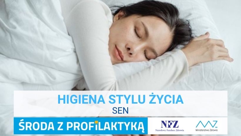 Zdjęcie – śpiąca kobieta, brunetka, śpiąca w białej pościeli, obok kobiety leży telefon komórkowy. Napis – Higiena stylu życia - sen, Środa z profilaktyką, logo NFZ i Ministerstwa Zdrowia