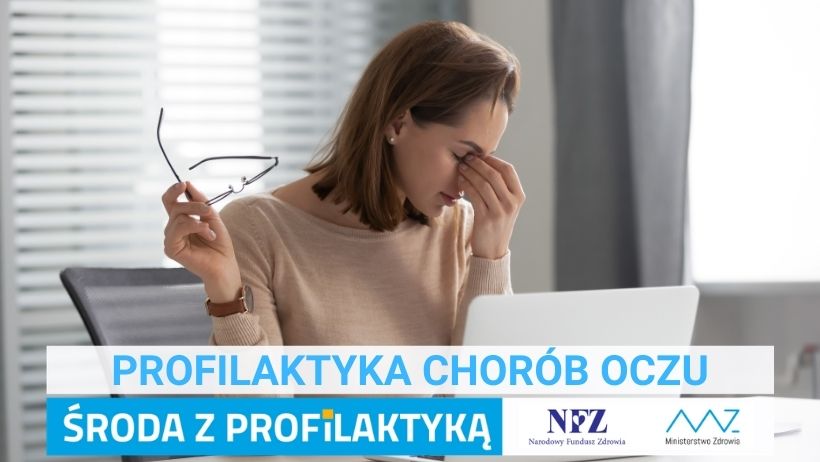 Zdjęcie - przy biurku siedzi kobieta pochylona  przed komputerem. Napis – Profilaktyka chorób oczu, Środa z profilaktyką, logo NFZ i Ministerstwa Zdrowia